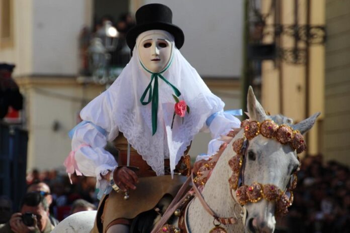CARRASEGARE. IL CARNEVALE SARDO FRA MASCHERE DELLA TRADIZIONE E CARRI ALLEGORICI.