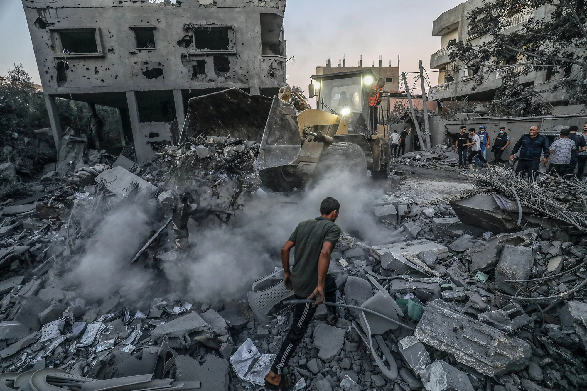 IL PIANTO DI GAZA: UMANITÀ SOFFOCATA TRA MURI, BOMBE E SILENZI Di fronte all’orrore, il silenzio è complice. E Gaza piange. Piange tra le macerie delle case, nelle culle svuotate, nelle scuole sventrate e negli ospedali ridotti a tombe. Ma il pianto di Gaza non è solo quello di un popolo assediato: è il grido di un’intera umanità che ha dimenticato come ascoltare.