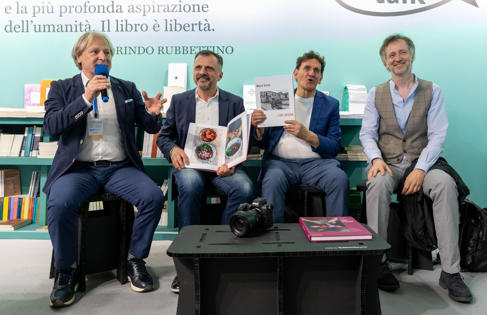 La Cipolla Rossa di Tropea Calabria IGP  al Salone Internazionale del Libro di Torino  Presentato il volume “Rossa tra colline e mare” di Giuseppe Morello e Mario Greco: una evocativa e suggestiva narrazione visiva dell’identità calabrese