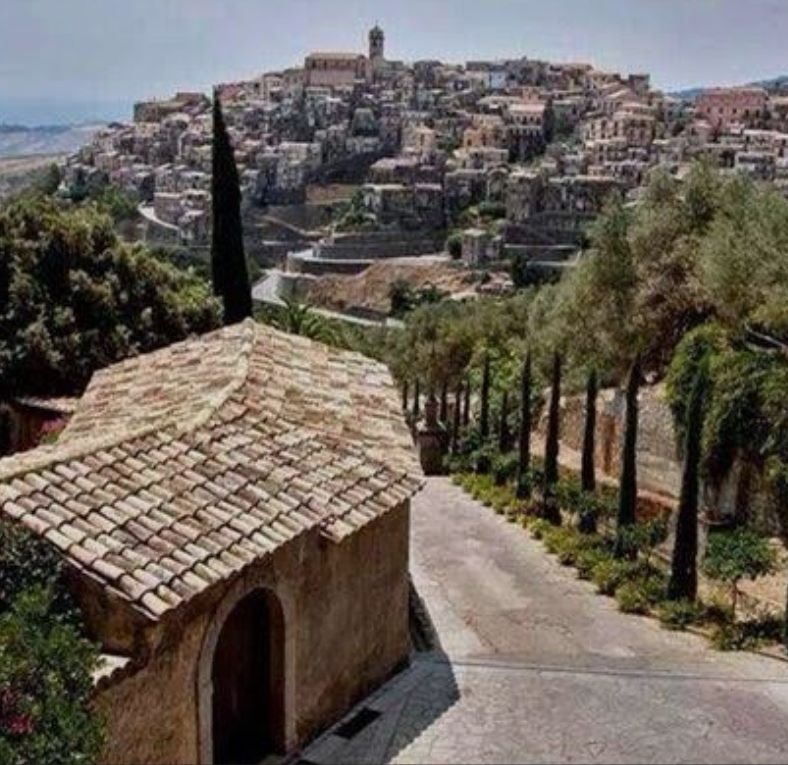 LÀ DOVE IL VENTO ABITA LE CASE VUOTE: RADICI, SPOPOLAMENTO E IL RITORNO POSSIBILE